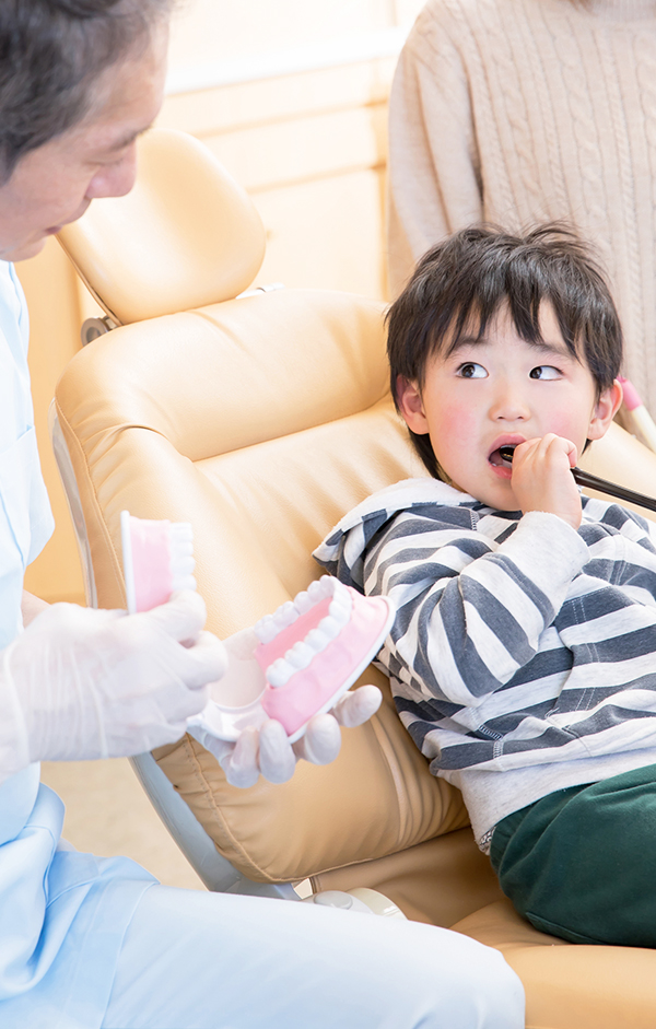 基隆兒童牙科推薦欣隆牙醫欣城牙醫 欣隆與欣城牙醫營造溫馨看牙環境，兒牙醫師專業有耐心。提供長庚商圈與橘郡小朋友定期洗牙、塗氟及兒童矯正，讓城上城的小寶貝不再害怕看牙，從小守護口腔健康。
